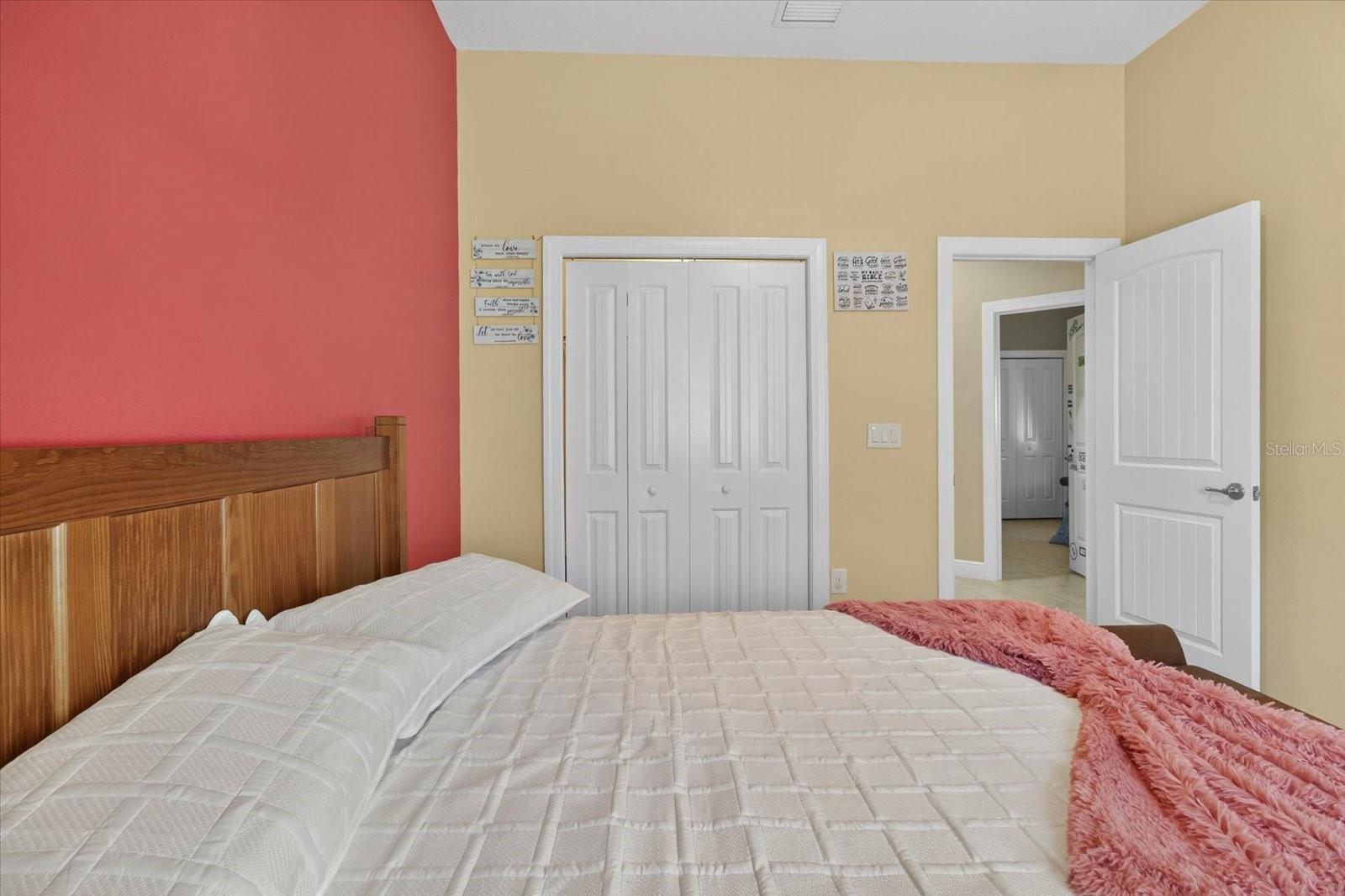 812 W COUNTRY CLUB DR, TAMPA, FL, 33612