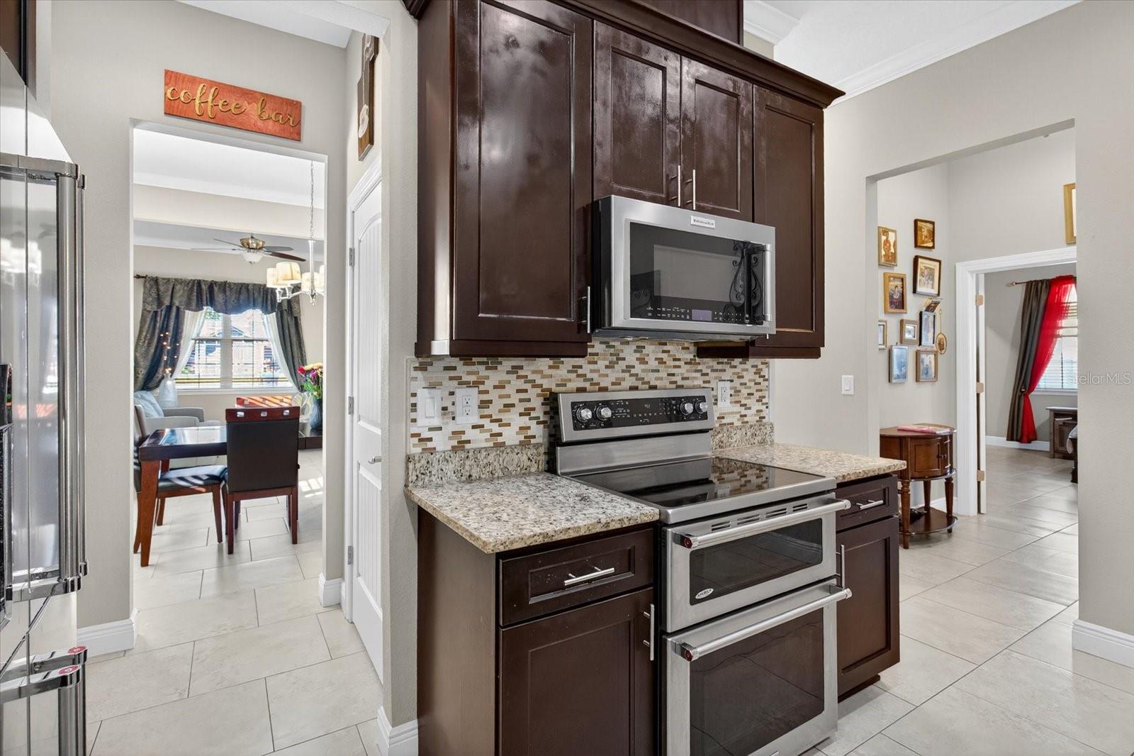 812 W COUNTRY CLUB DR, TAMPA, FL, 33612