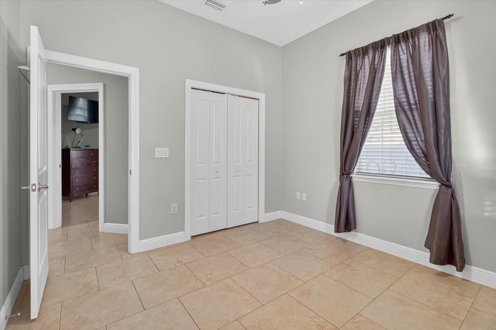 812 W COUNTRY CLUB DR, TAMPA, FL, 33612