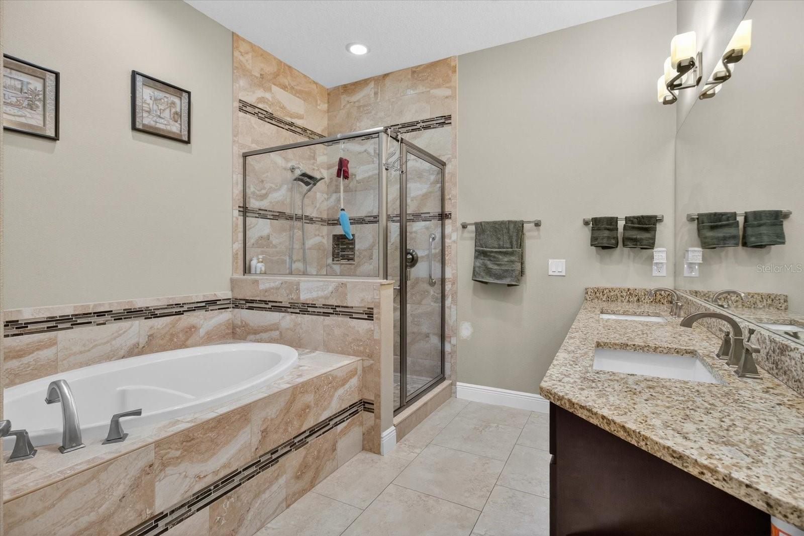 812 W COUNTRY CLUB DR, TAMPA, FL, 33612