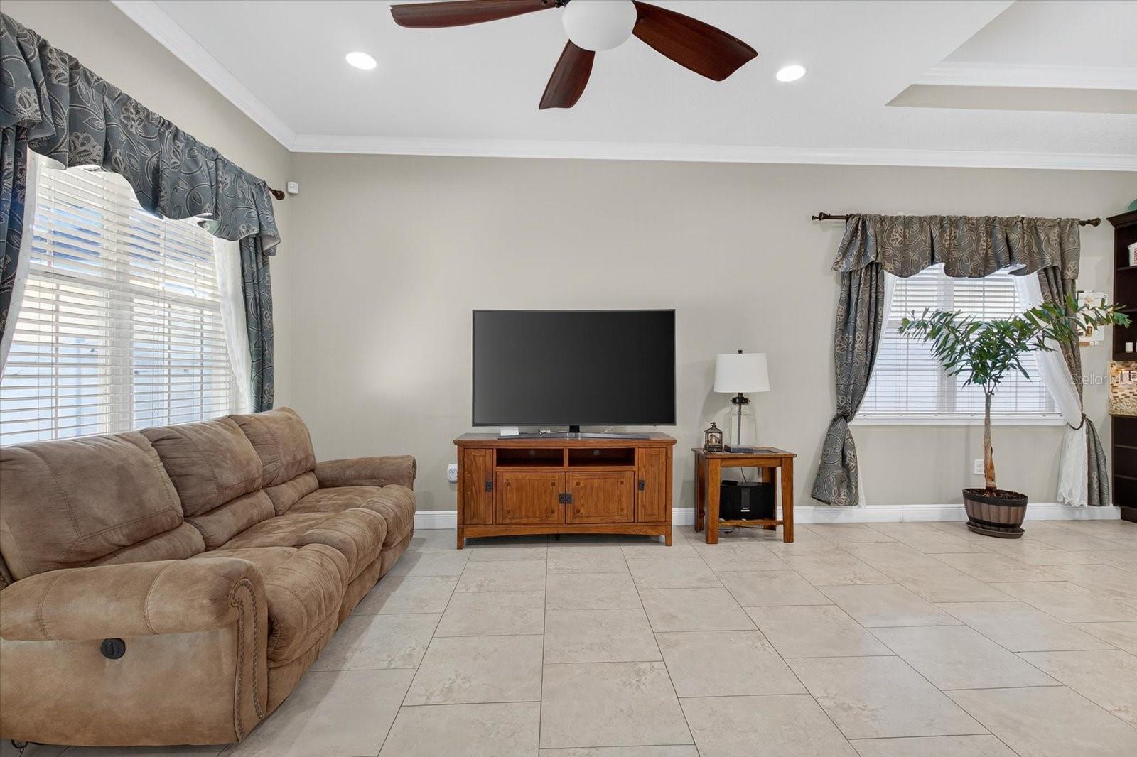 812 W COUNTRY CLUB DR, TAMPA, FL, 33612