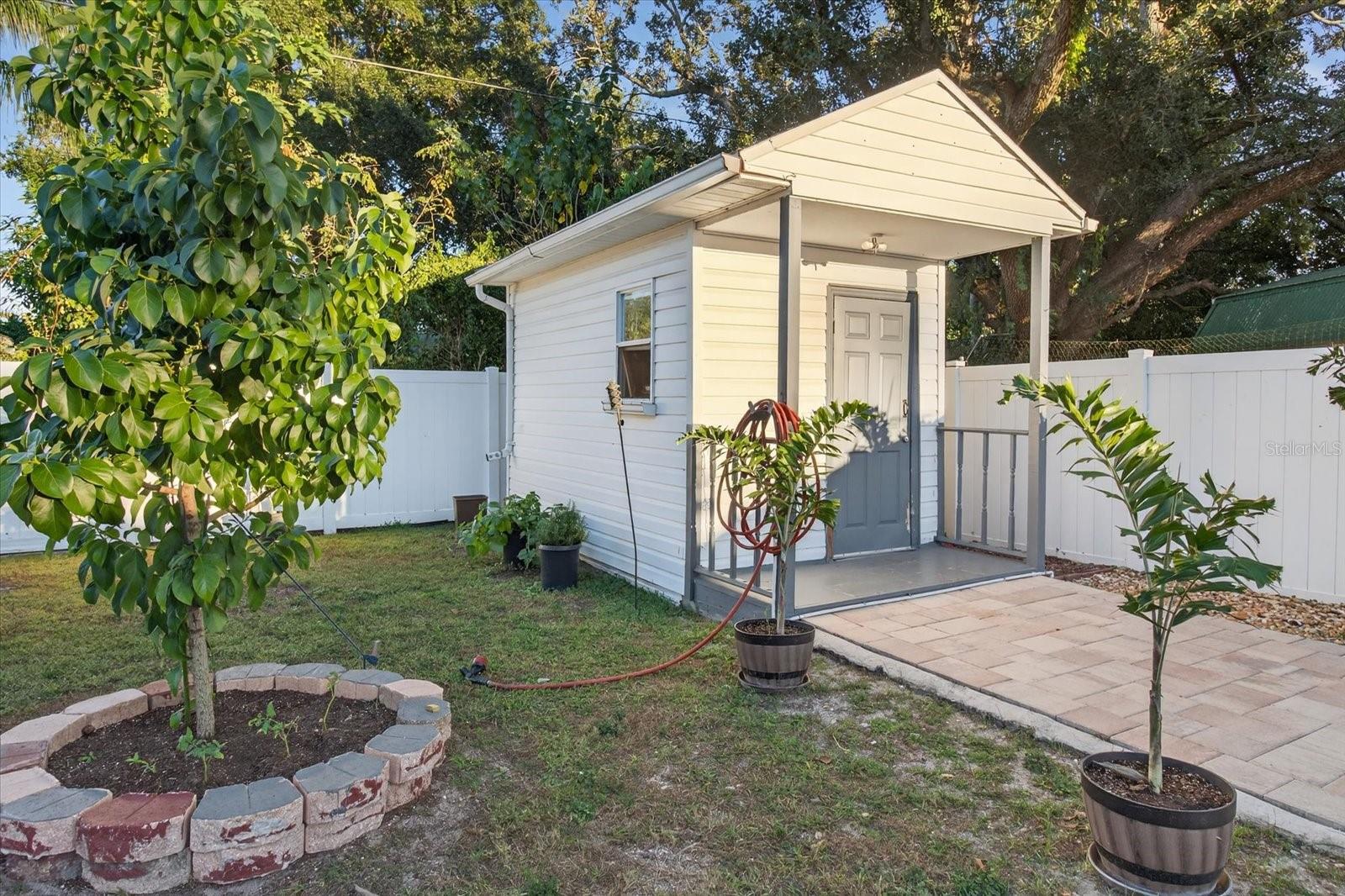 812 W COUNTRY CLUB DR, TAMPA, FL, 33612