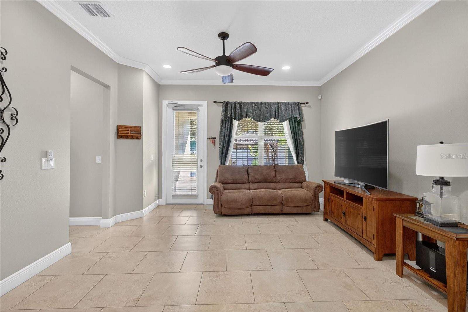 812 W COUNTRY CLUB DR, TAMPA, FL, 33612