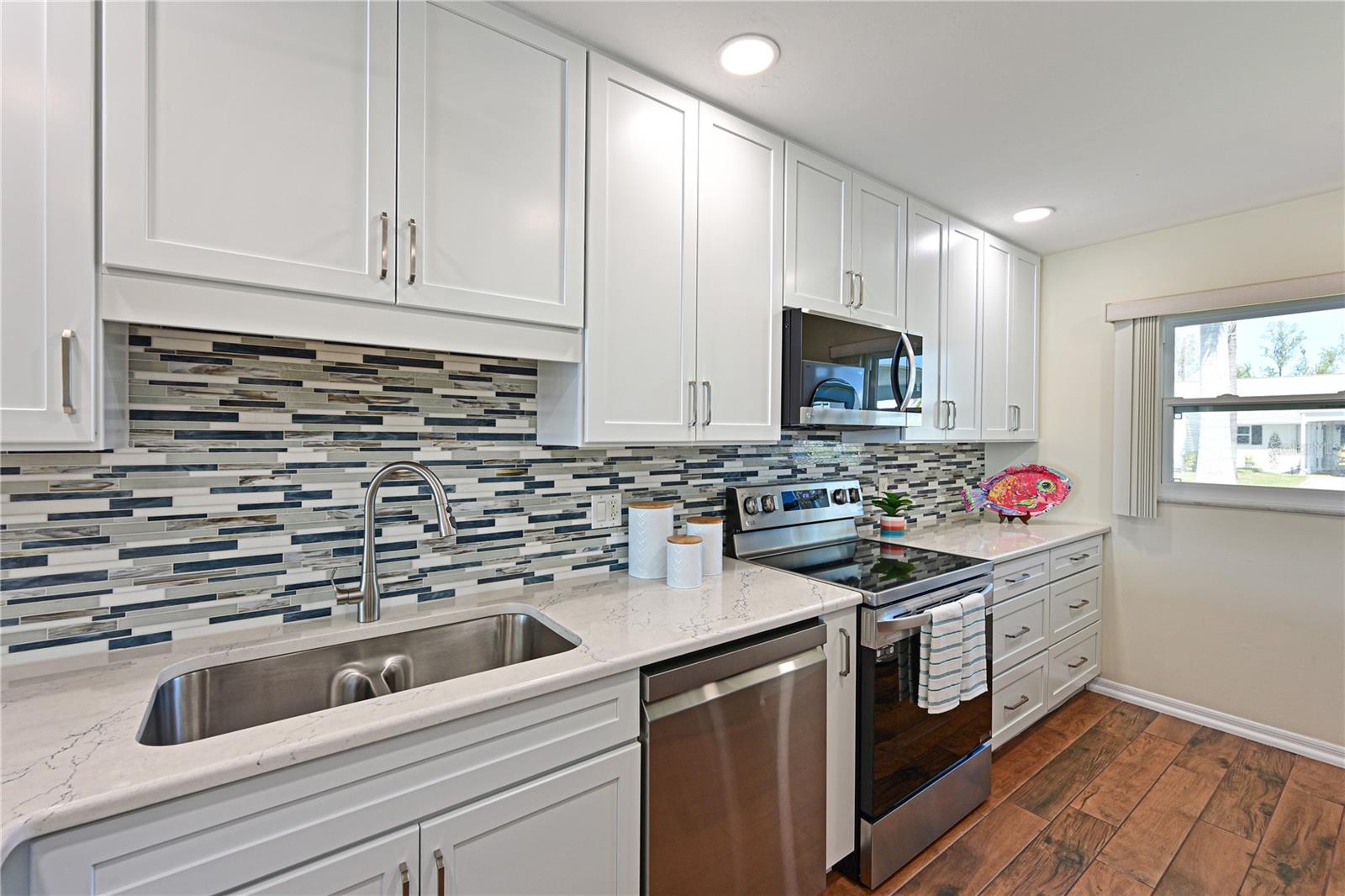 9512 COLONIAL DR, BRADENTON, FL, 34210