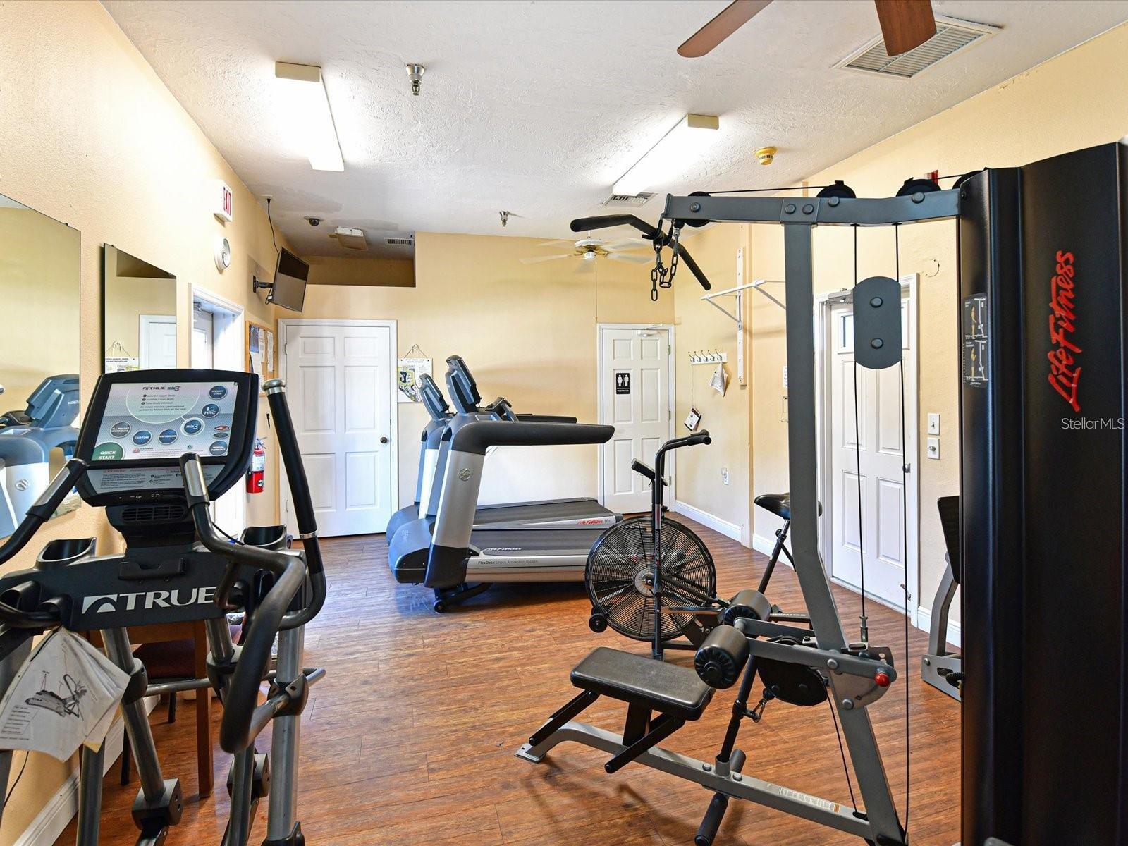 9512 COLONIAL DR, BRADENTON, FL, 34210