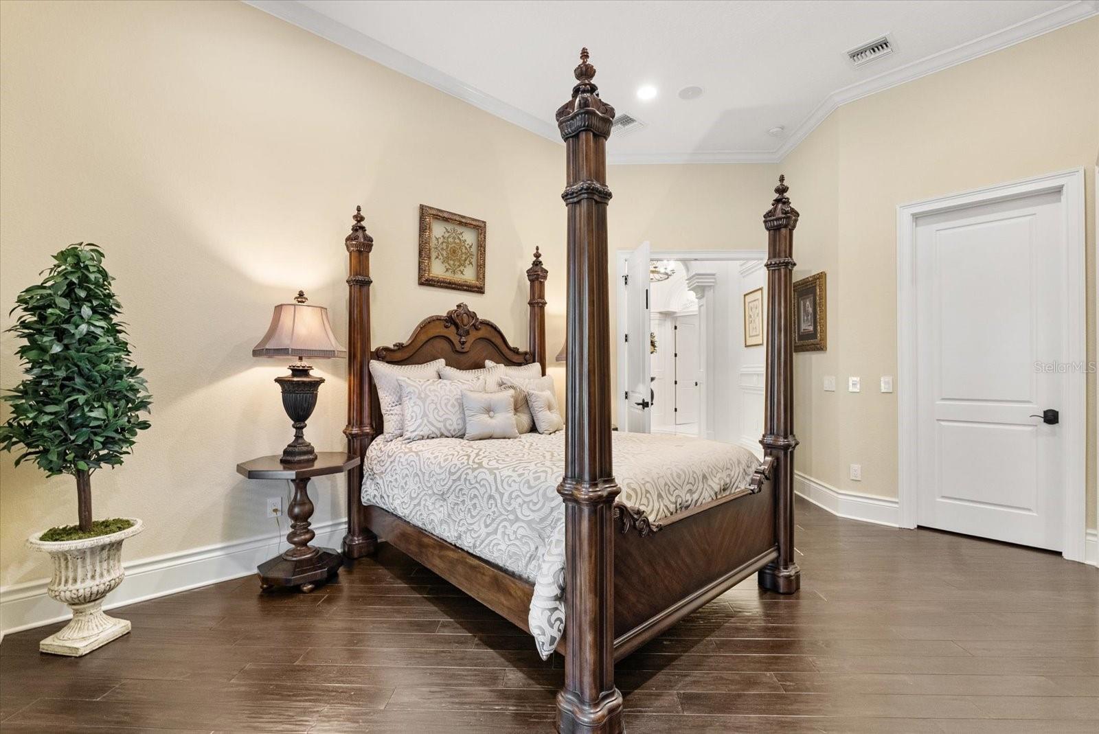 W7880161 Property Photo