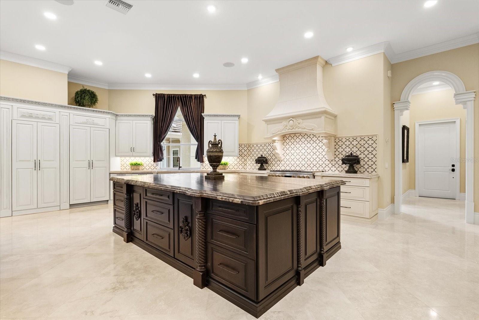 W7880161 Property Photo