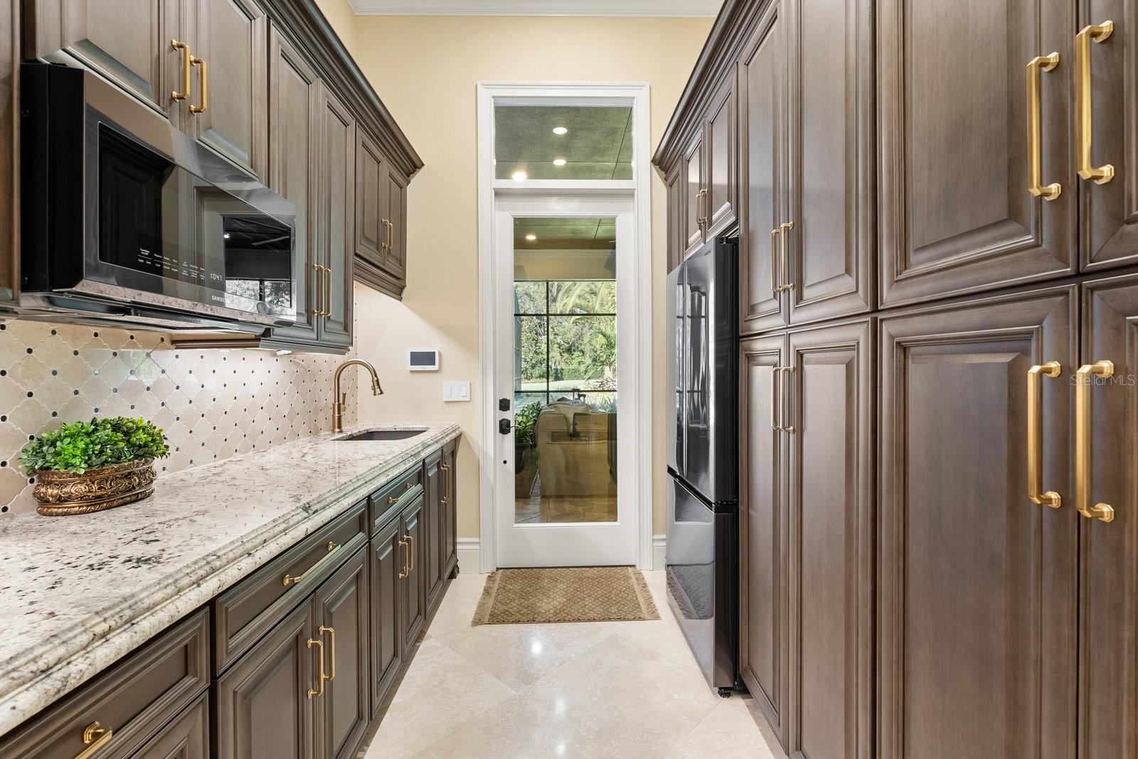 W7880161 Property Photo