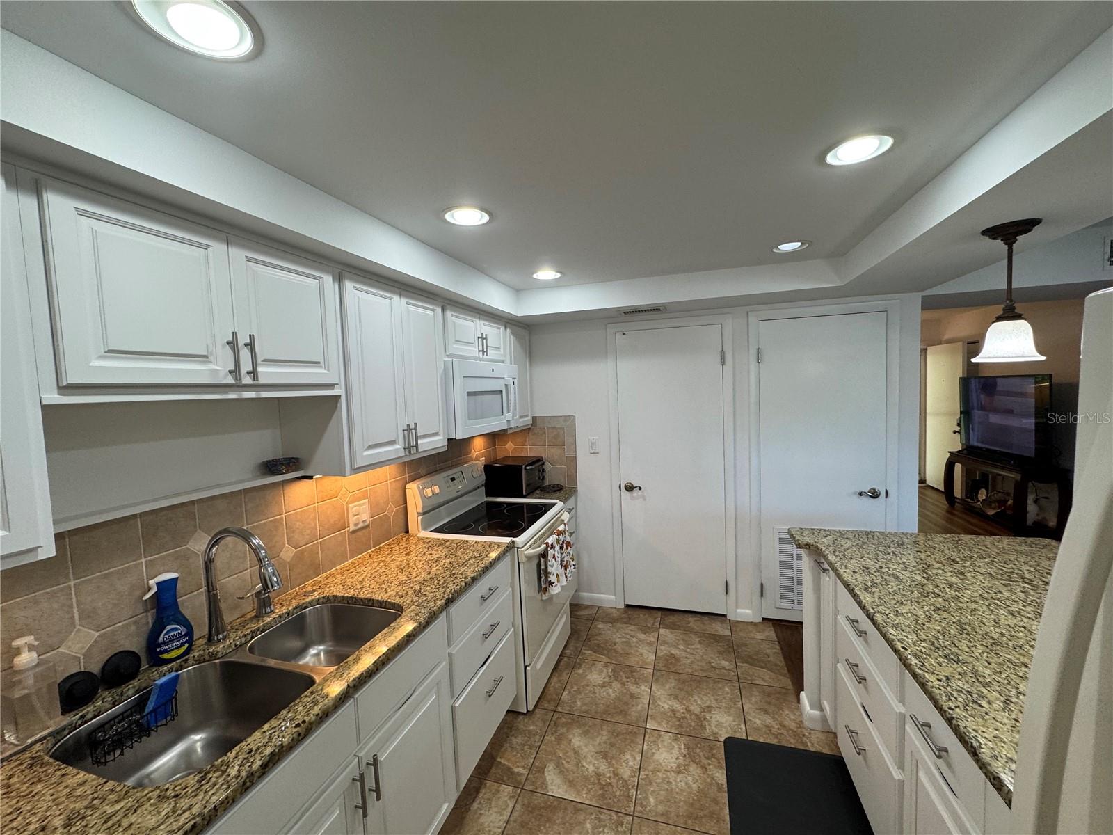 1130 N LAKE PARKER AVE #B111, LAKELAND, FL, 33805