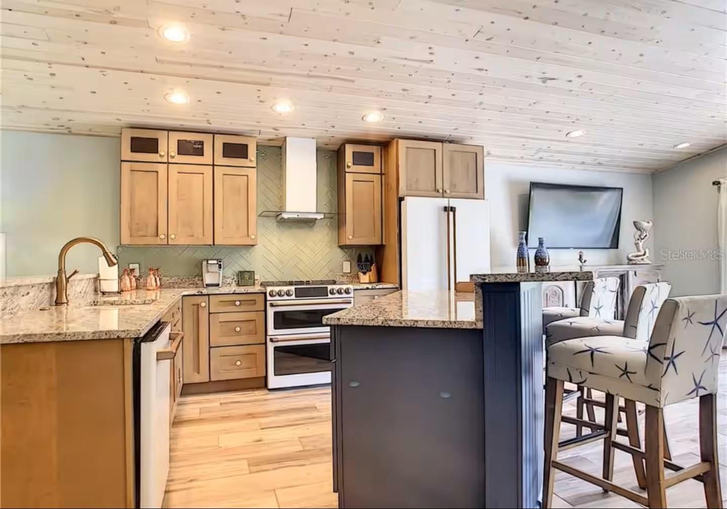 111 CEDAR AVE, ANNA MARIA, FL, 34216