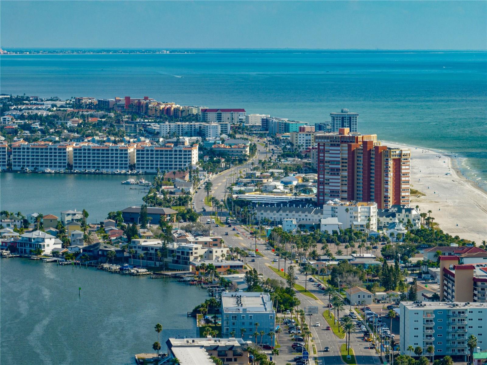 Many great restaurants and shops to the South