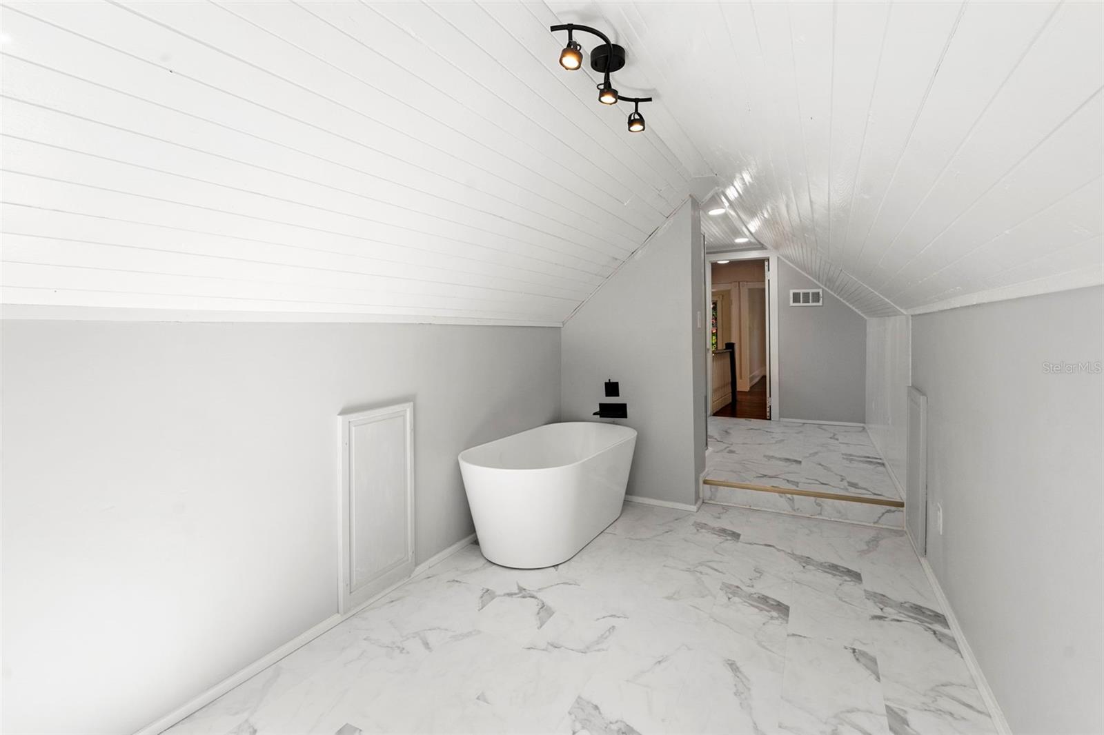 210 W UNIVERSITY AVE, DELAND, FL, 32720