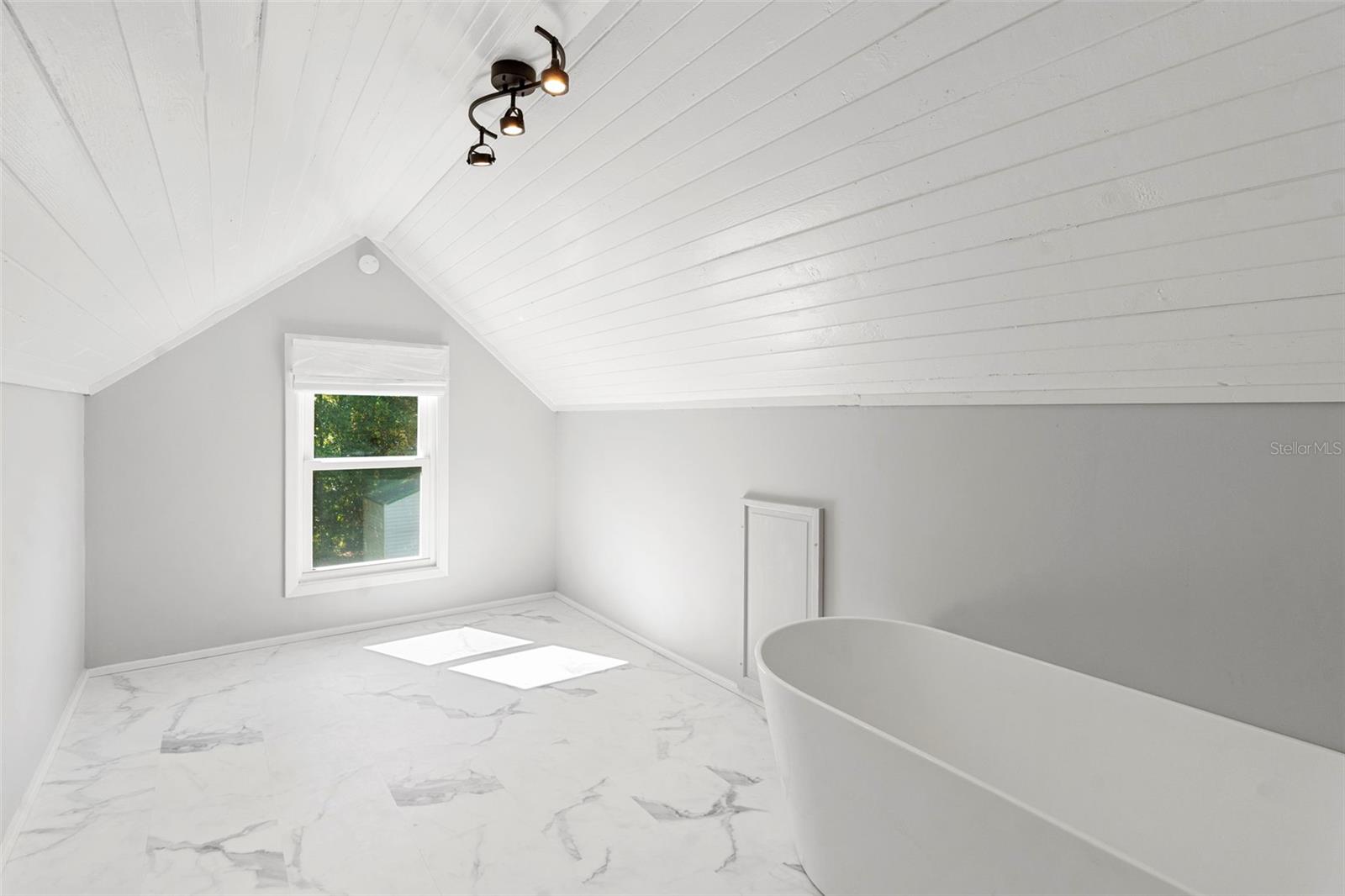 210 W UNIVERSITY AVE, DELAND, FL, 32720