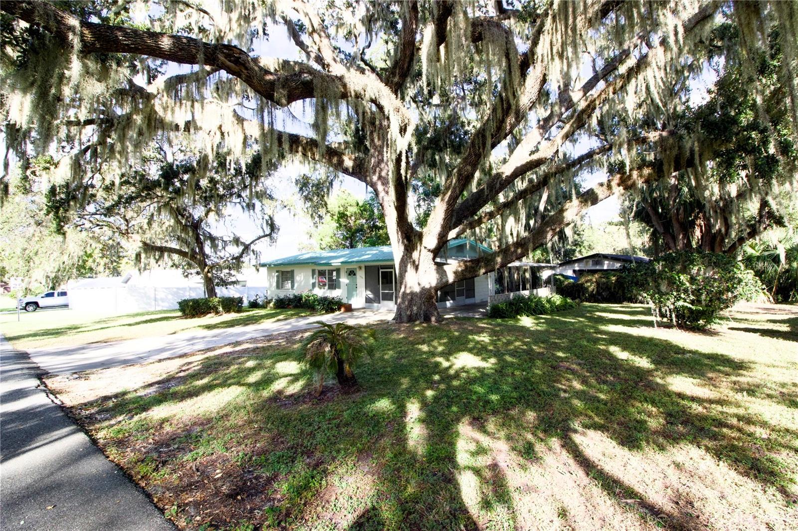 1320 SPARTAN AVE, LEESBURG, FL, 34748