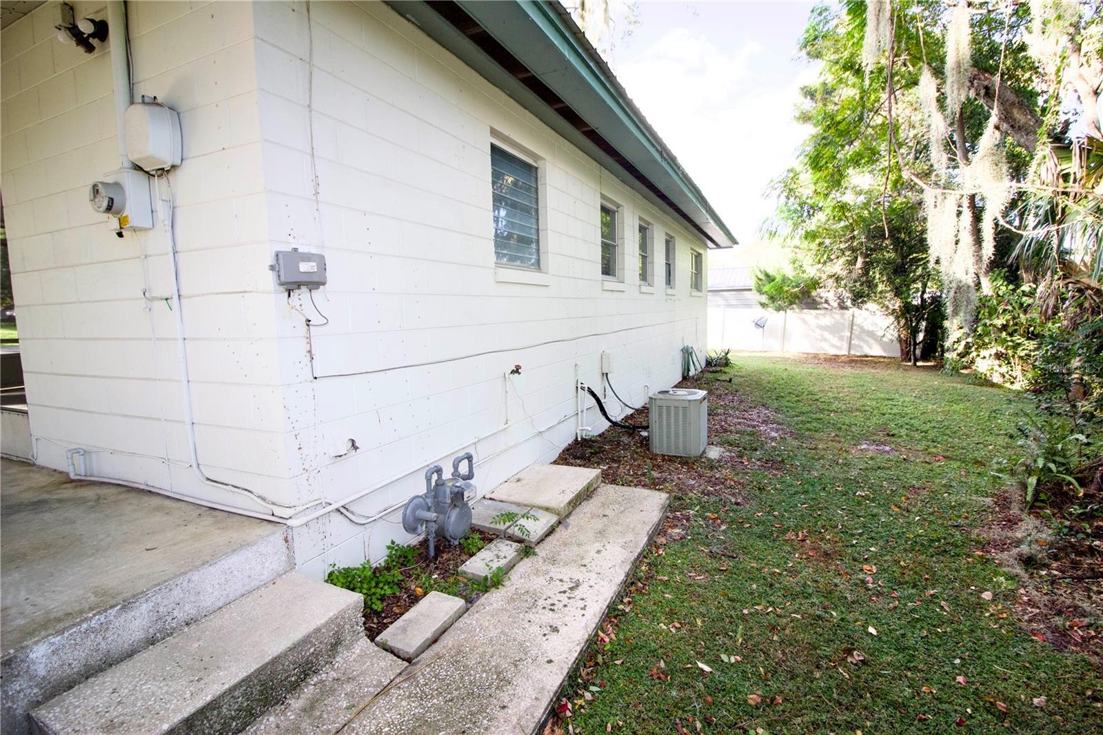 1320 SPARTAN AVE, LEESBURG, FL, 34748