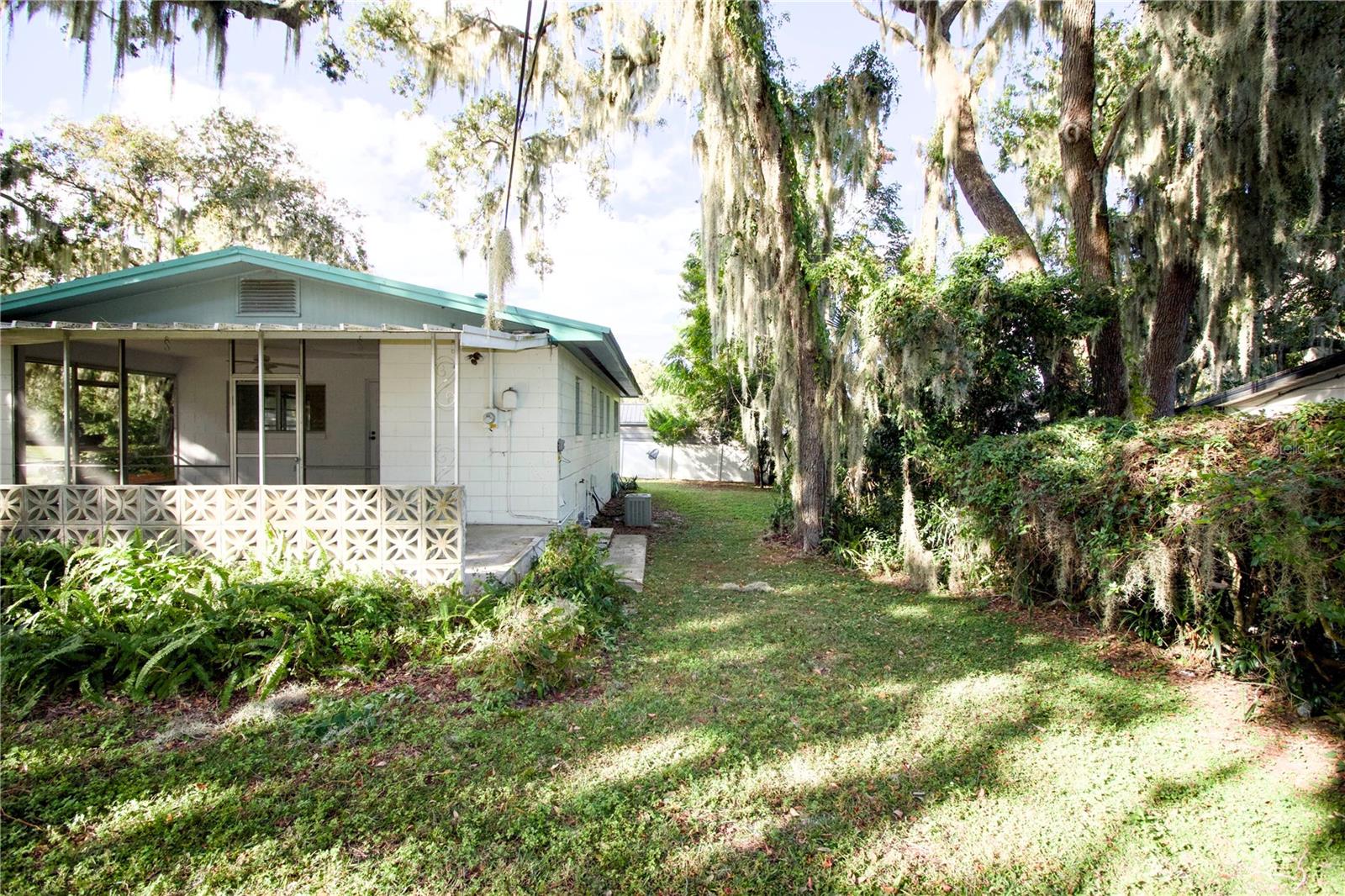 1320 SPARTAN AVE, LEESBURG, FL, 34748