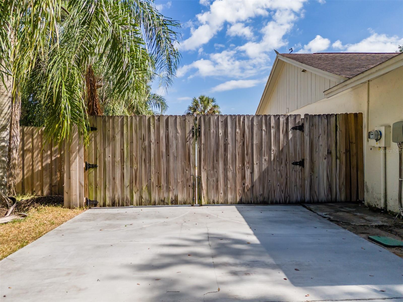 222 HALTON CIR, SEFFNER, FL, 33584