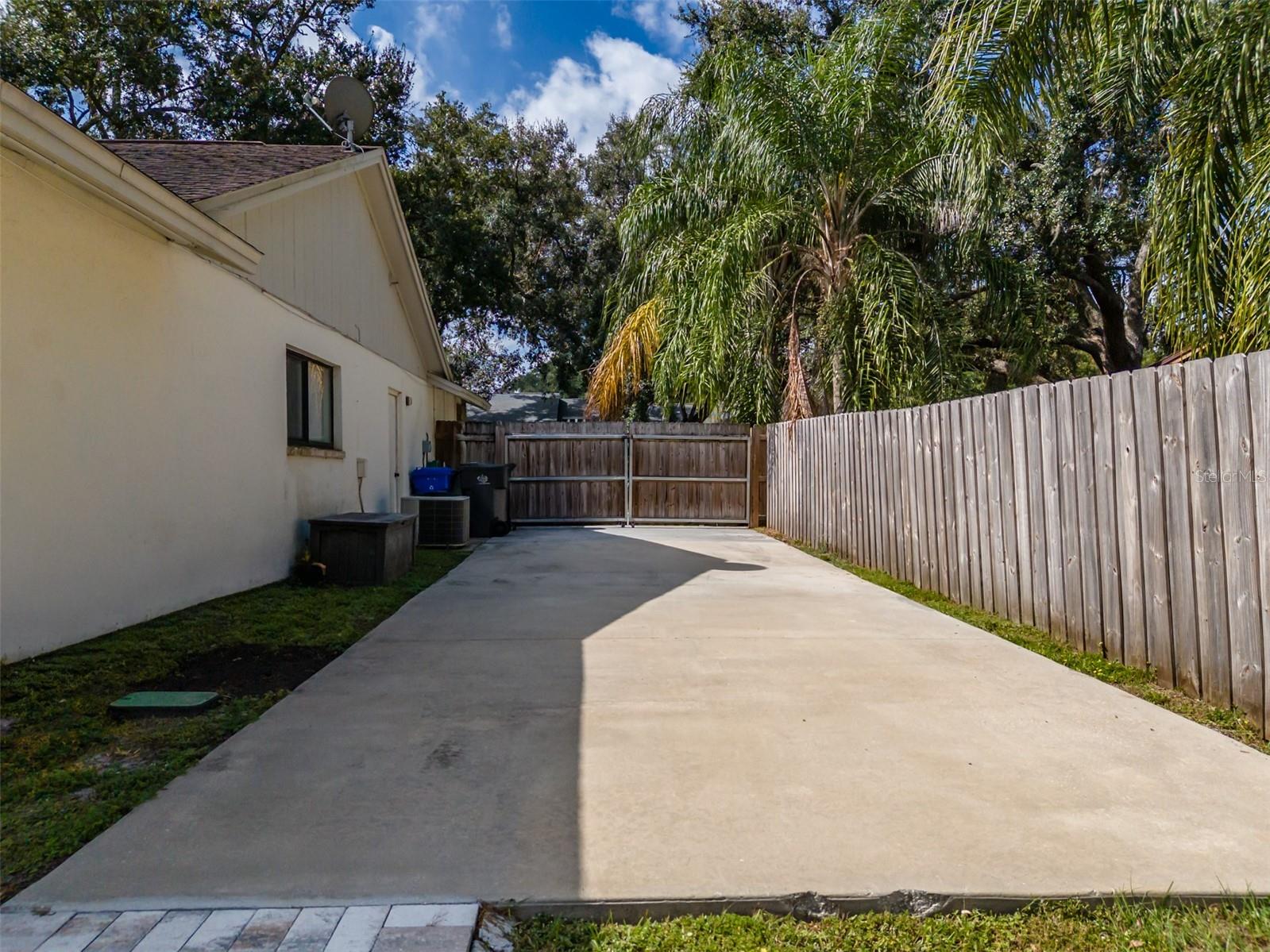 222 HALTON CIR, SEFFNER, FL, 33584