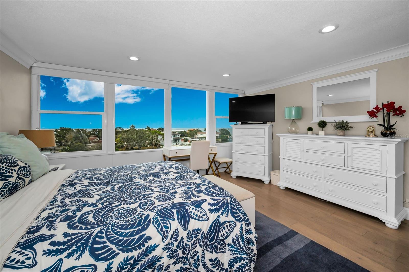 Spacious main bedroom