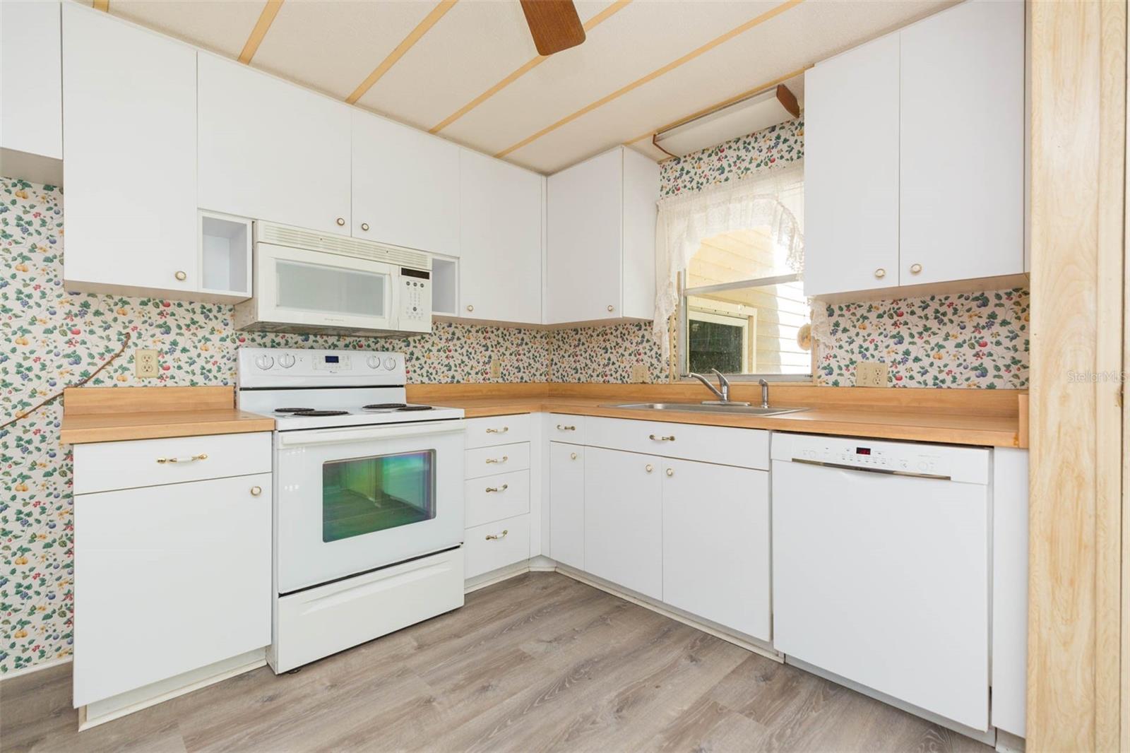 3542 CASTLE DR, ZEPHYRHILLS, FL, 33540