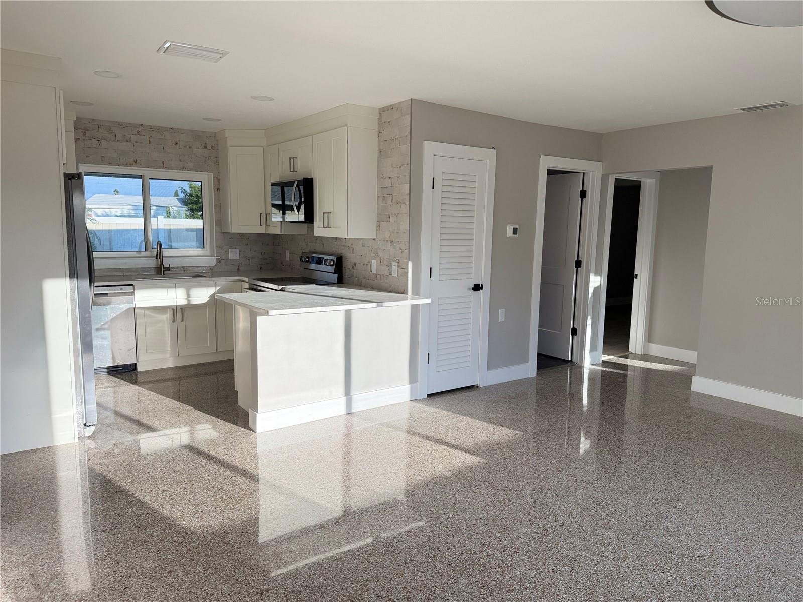 745 SUNSET CV, MADEIRA BEACH, FL, 33708