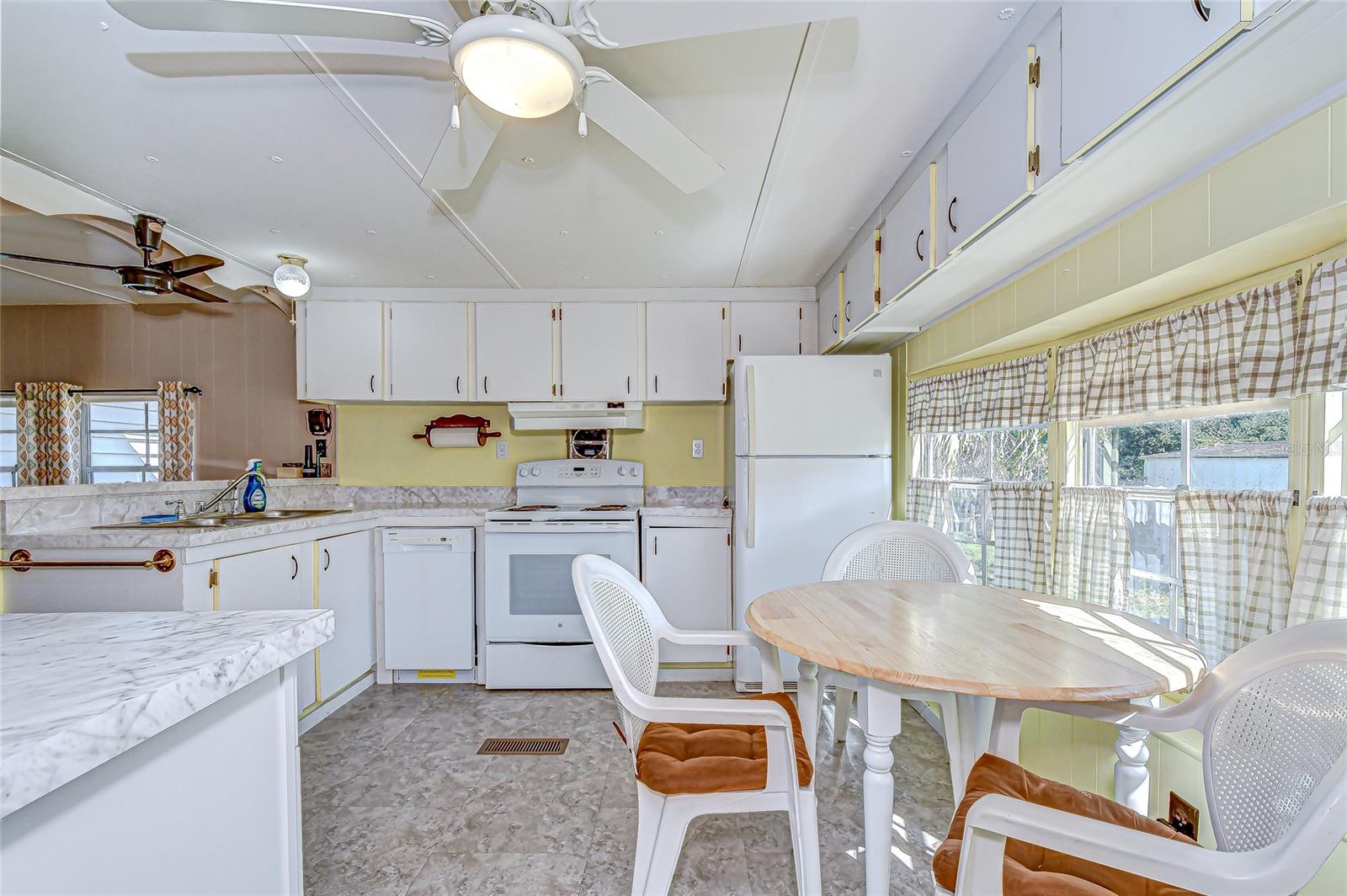 39153 HILLCREST DR, ZEPHYRHILLS, FL, 33542