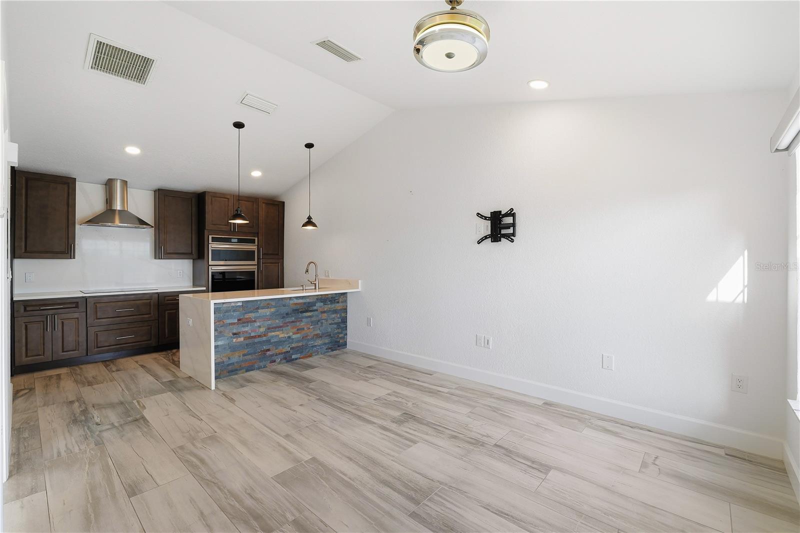 9260 LAKE CHASE ISLAND WAY, TAMPA, FL, 33626