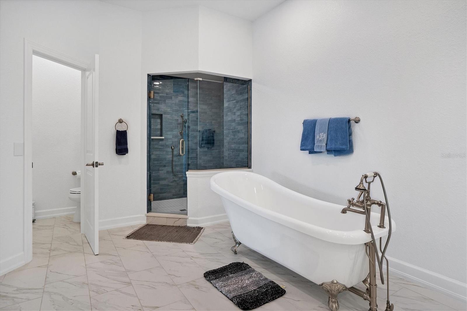 D6144445 Property Photo