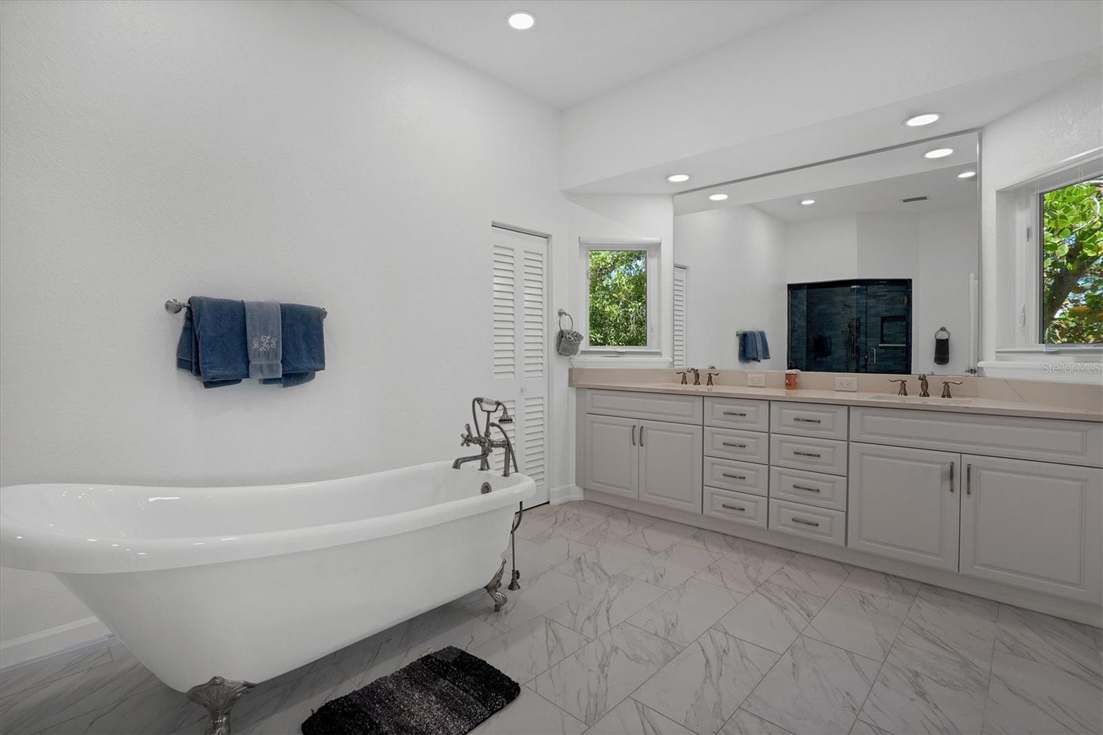 D6144445 Property Photo