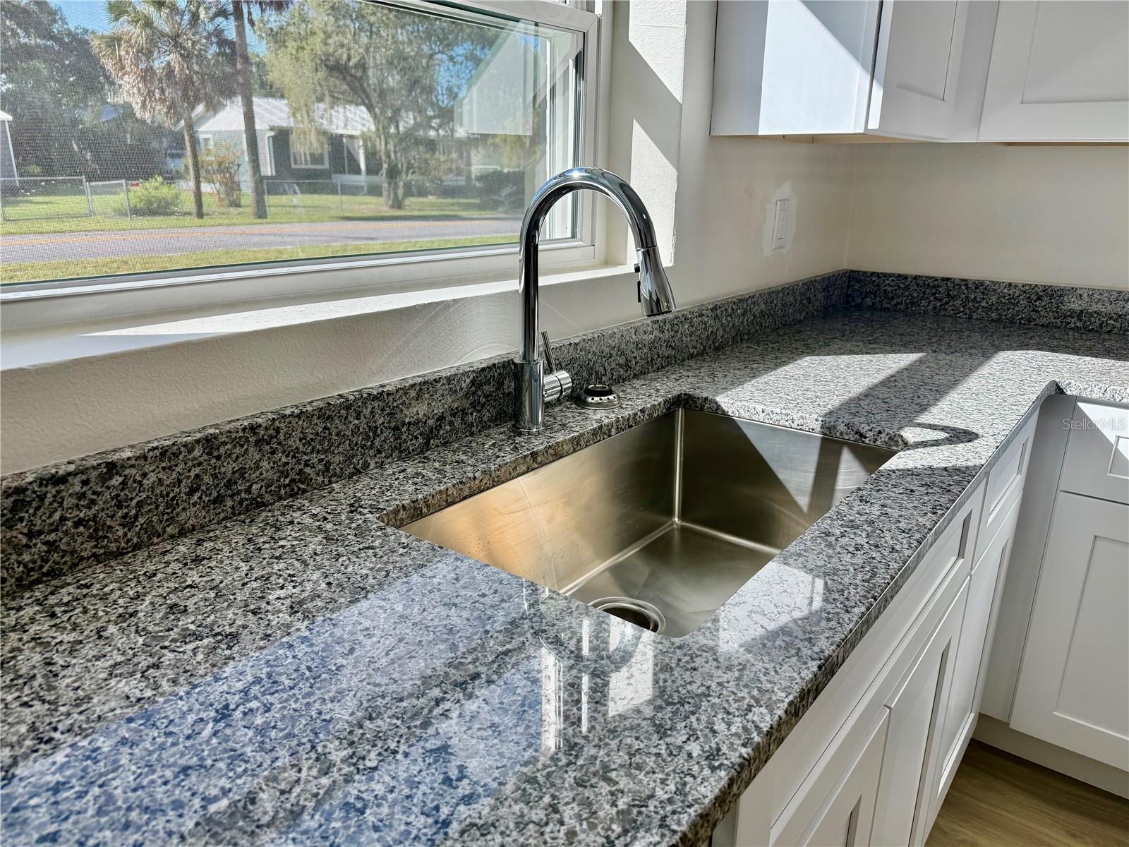 1215 W BERESFORD AVE, DELAND, FL, 32720