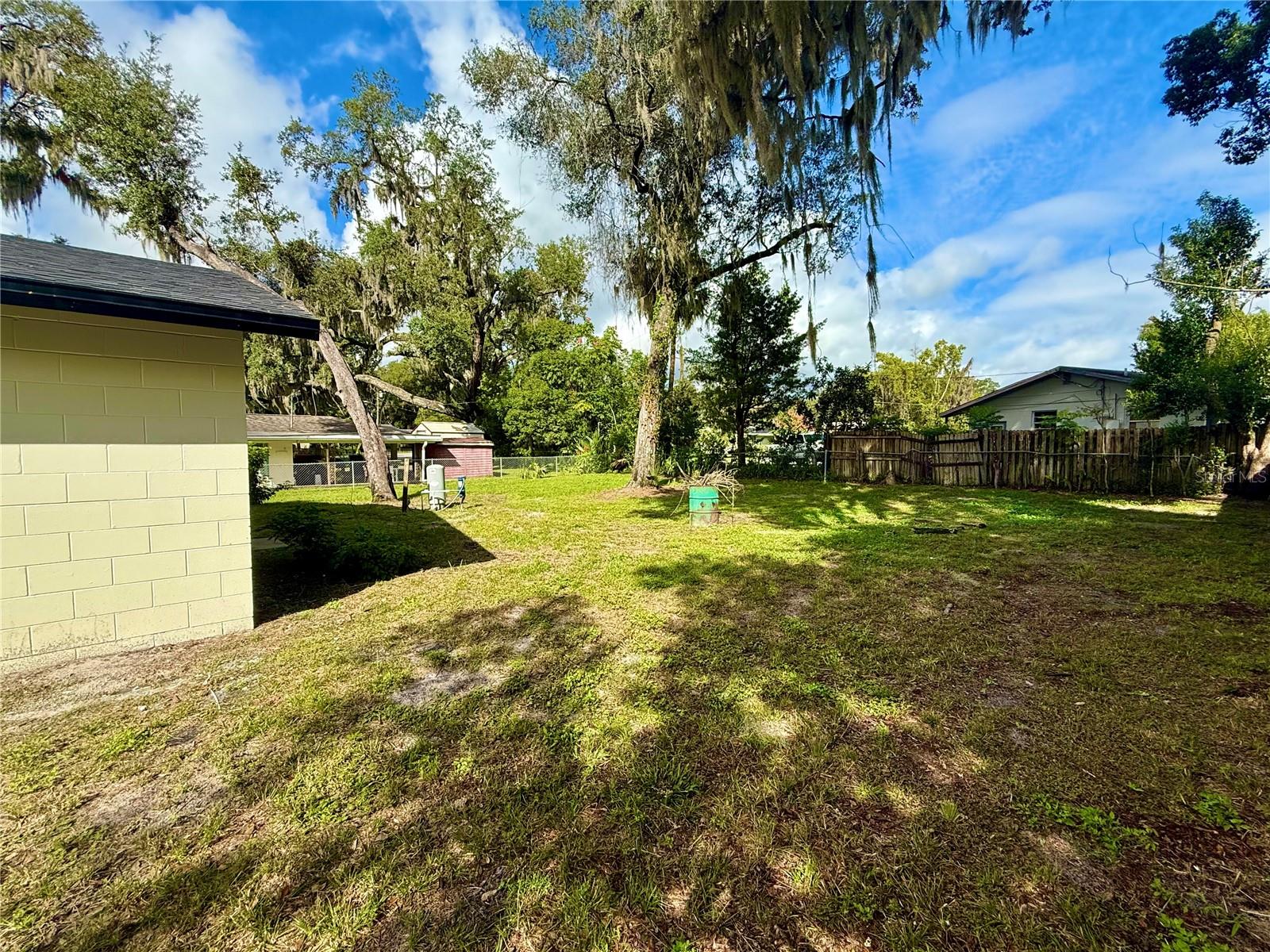 1215 W BERESFORD AVE, DELAND, FL, 32720