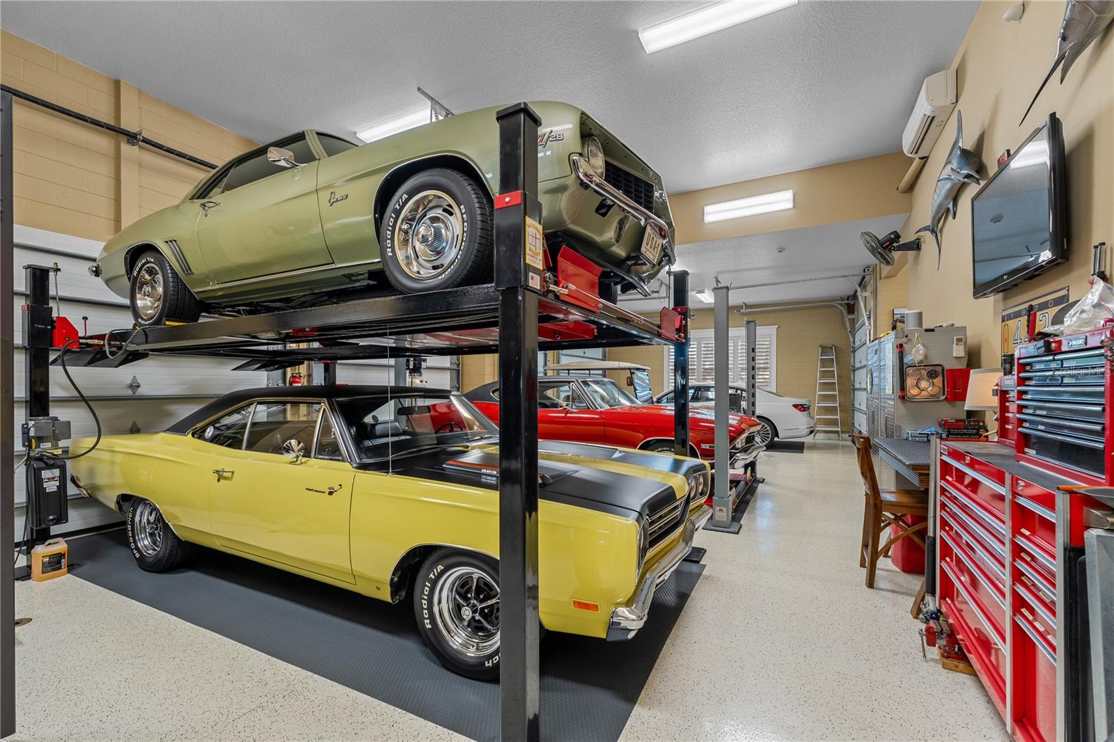 414 MEANDERING WAY, POLK CITY, FL, 33868