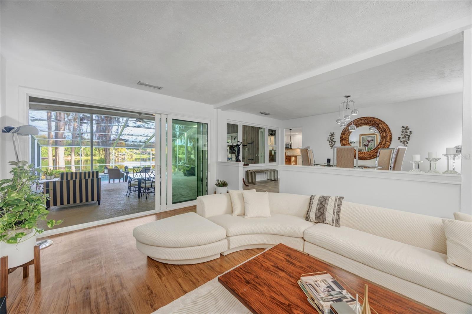 Continuous space from indoors to out