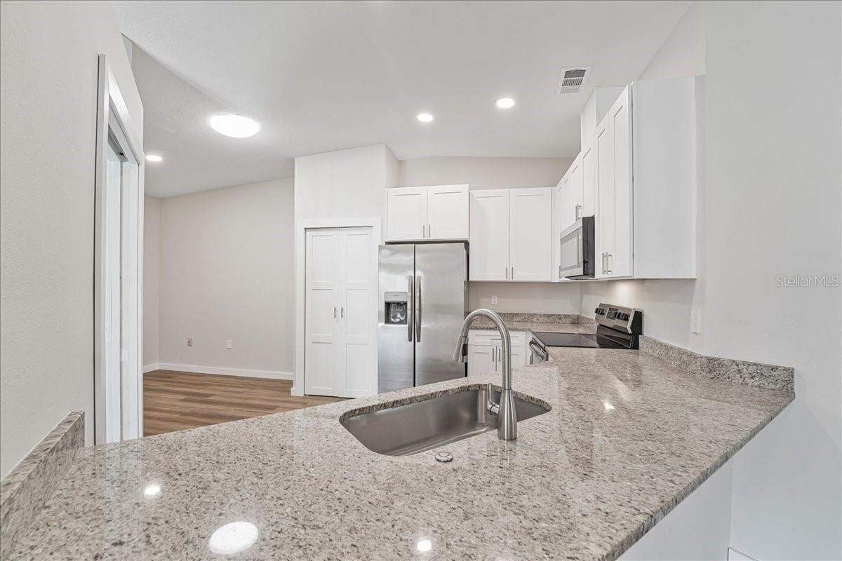 5621 GARDEN LAKES DR #1, BRADENTON, FL, 34203