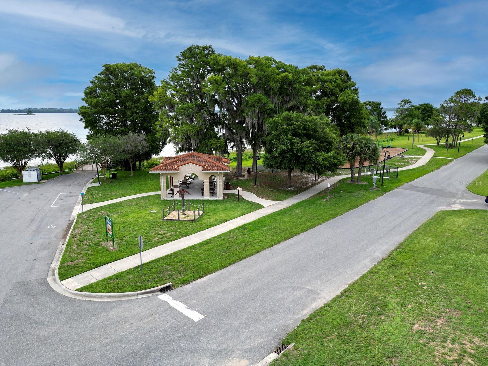 135 E CENTRAL AVE, HOWEY IN THE HILLS, FL, 34737