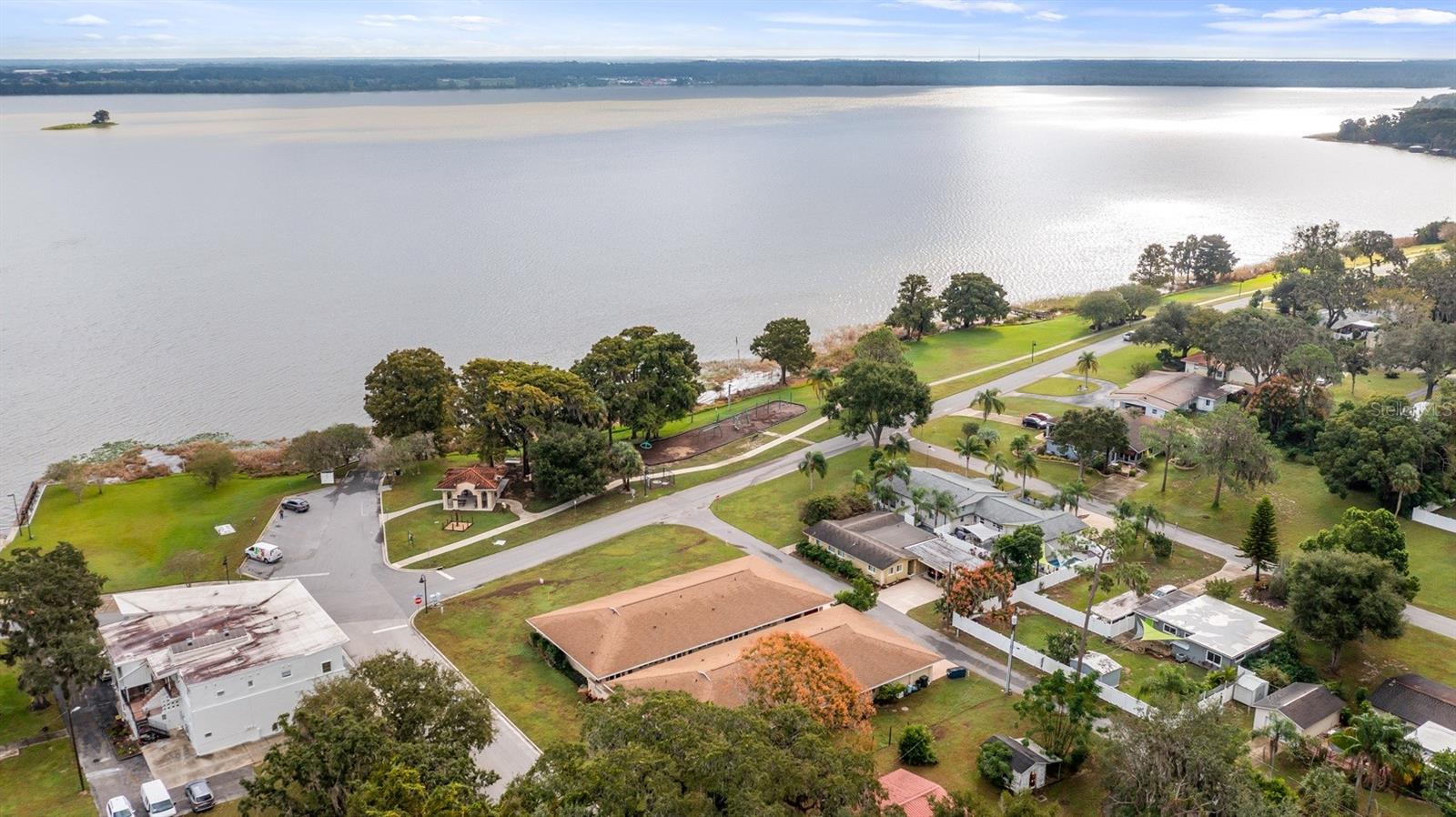 135 E CENTRAL AVE, HOWEY IN THE HILLS, FL, 34737