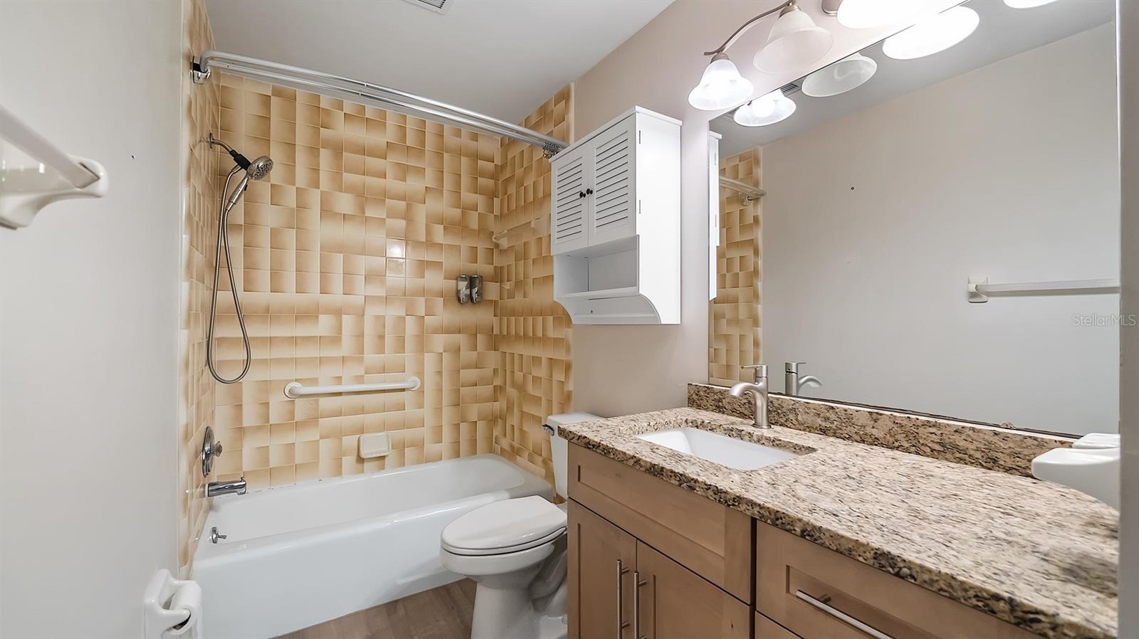 135 E CENTRAL AVE, HOWEY IN THE HILLS, FL, 34737