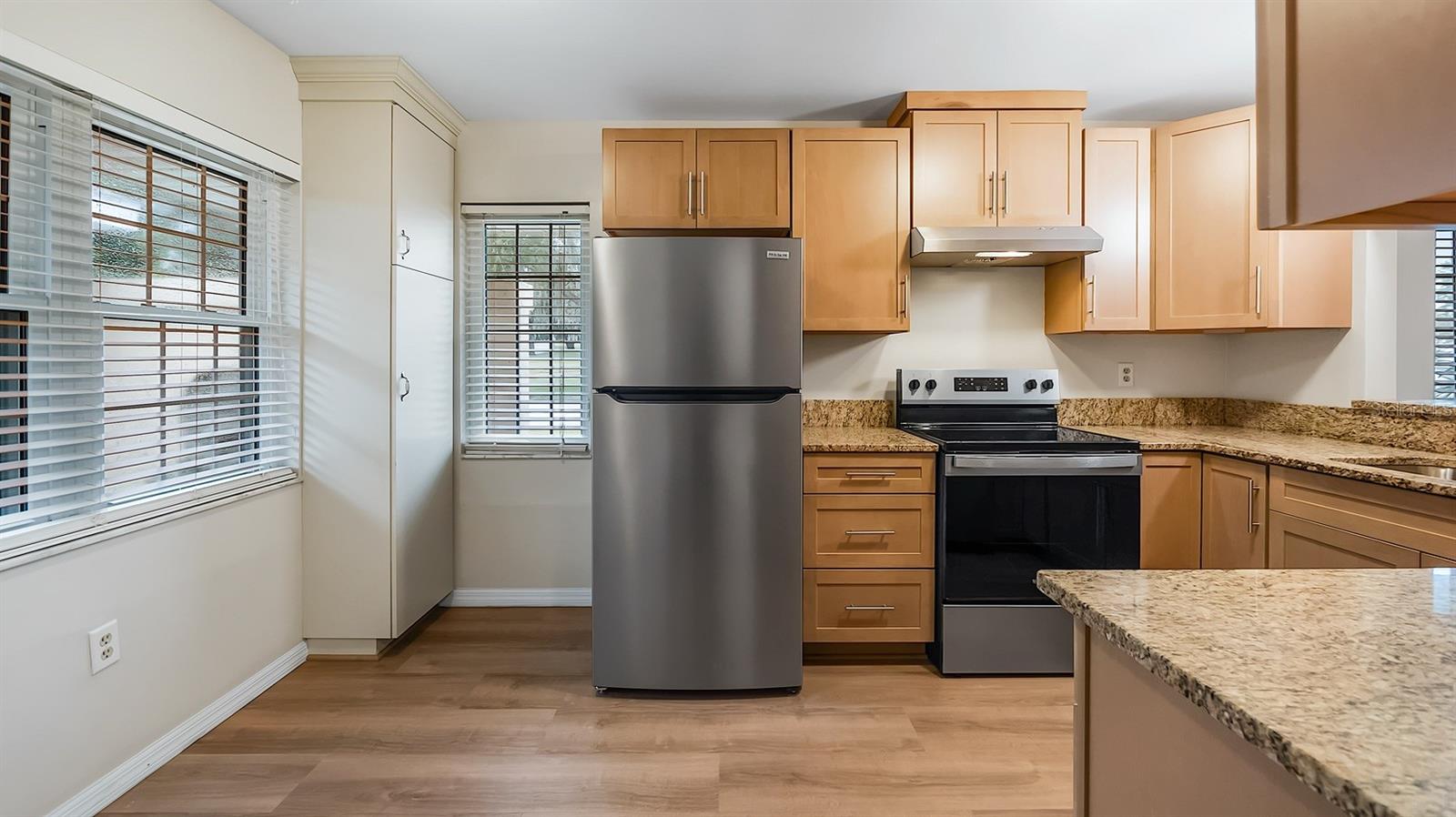 135 E CENTRAL AVE, HOWEY IN THE HILLS, FL, 34737