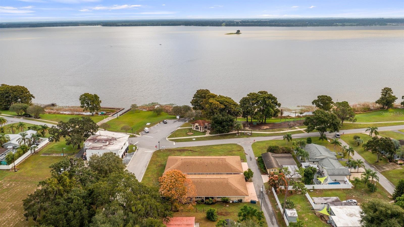 135 E CENTRAL AVE, HOWEY IN THE HILLS, FL, 34737