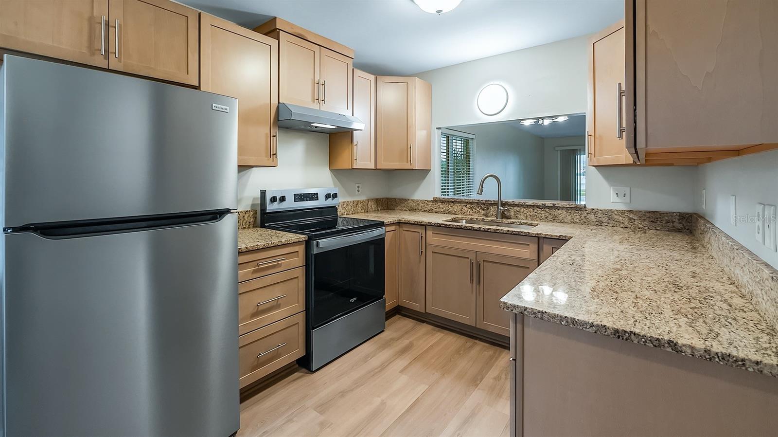 135 E CENTRAL AVE, HOWEY IN THE HILLS, FL, 34737