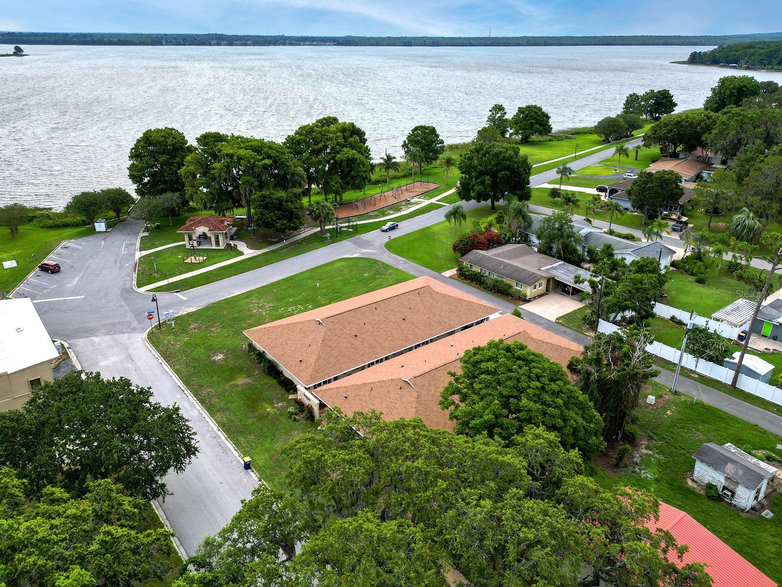 135 E CENTRAL AVE, HOWEY IN THE HILLS, FL, 34737