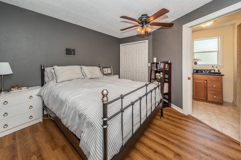 1037 18TH AVE N, ST PETERSBURG, FL, 33704