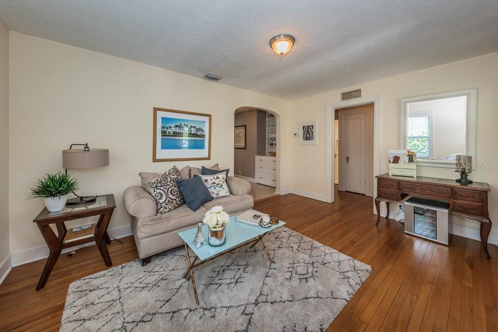 1037 18TH AVE N, ST PETERSBURG, FL, 33704