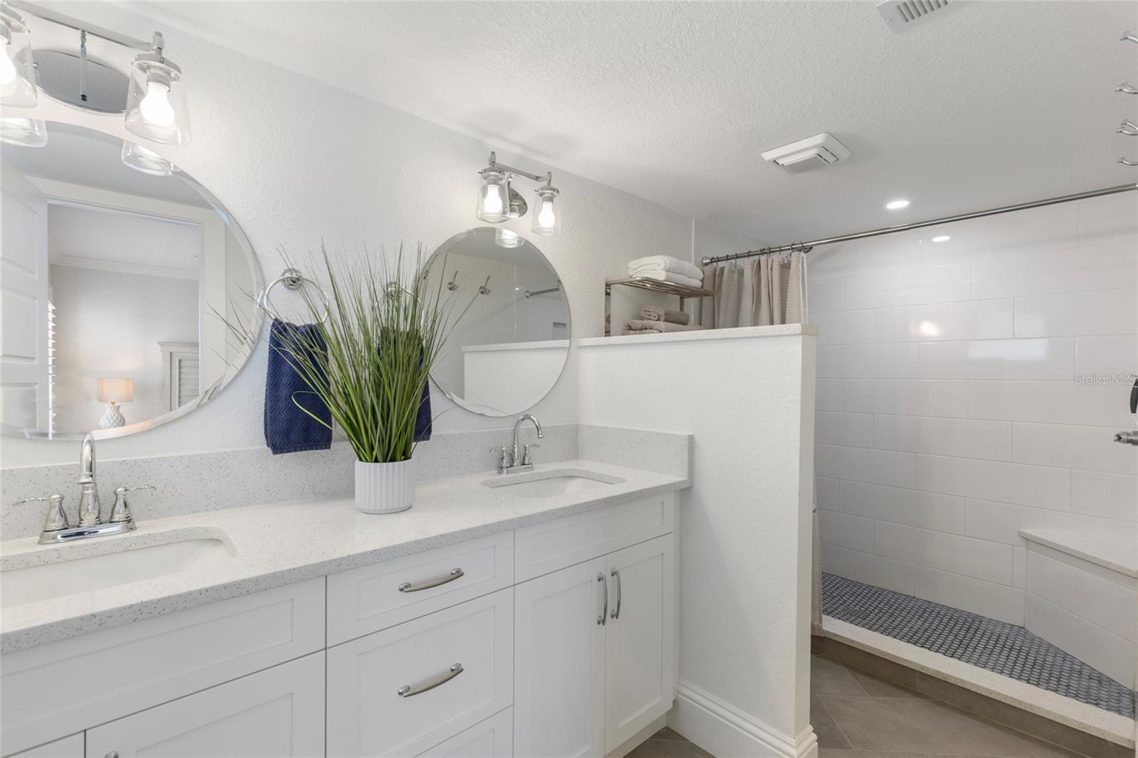 4390 EXETER DR #206, LONGBOAT KEY, FL, 34228