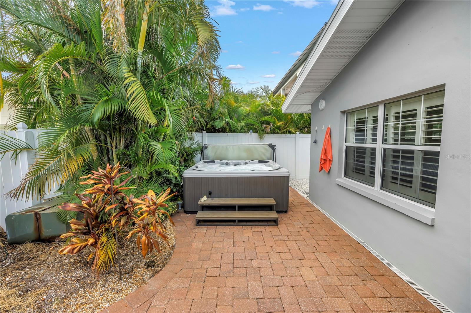 196 1ST ST W, TIERRA VERDE, FL, 33715