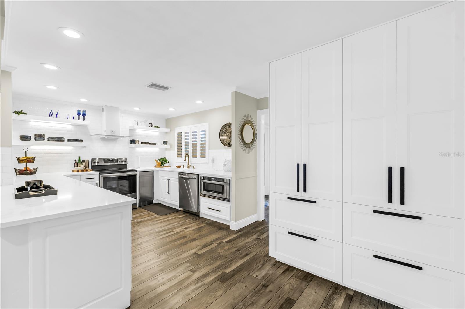 196 1ST ST W, TIERRA VERDE, FL, 33715