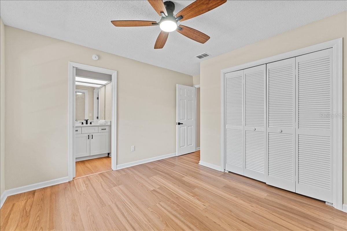 1042 SYLVIA LN, TAMPA, FL, 33613