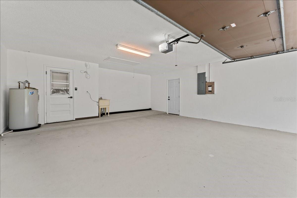 1042 SYLVIA LN, TAMPA, FL, 33613