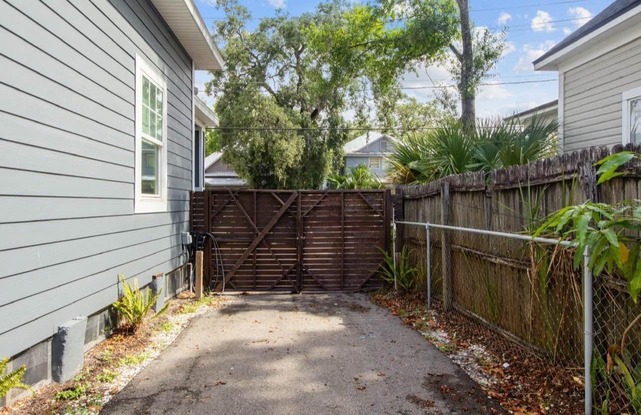 2330 W SAINT LOUIS ST, TAMPA, FL, 33607