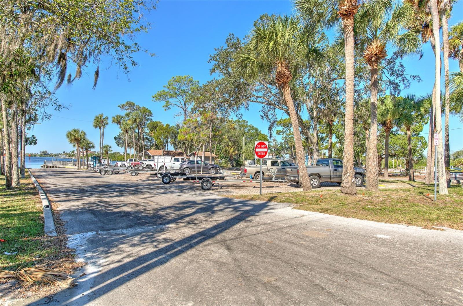 Public boat ramp very close